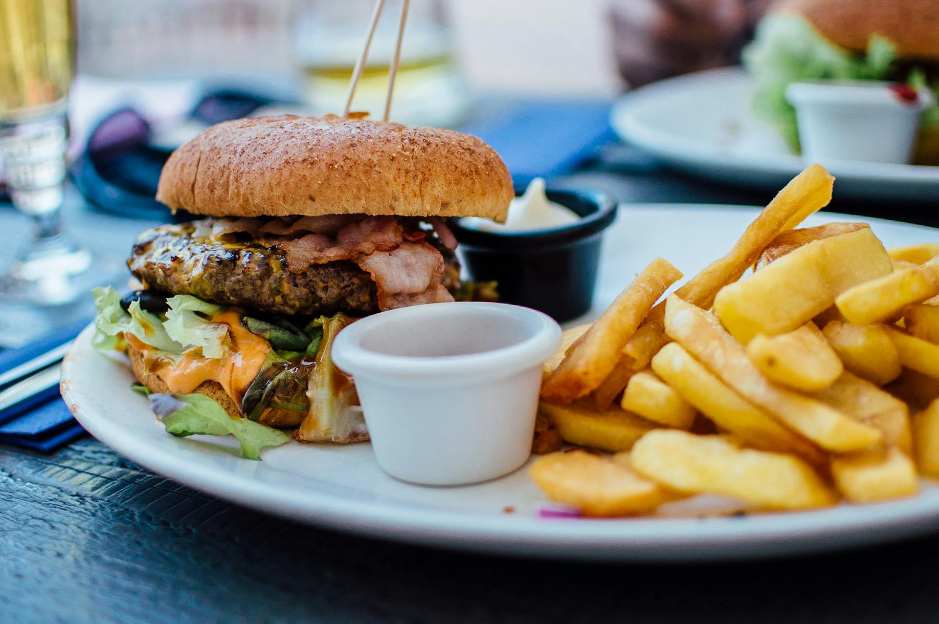 Menü mit einem Hamburger und Pommes.