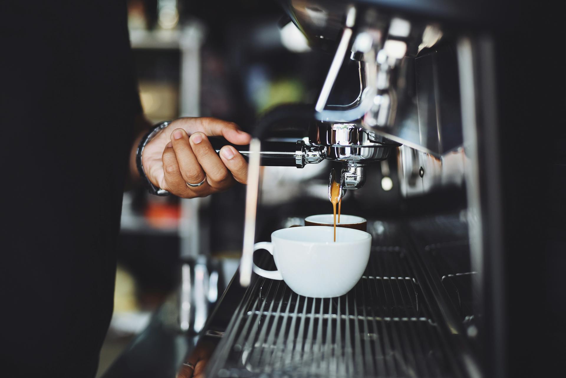 Bezug eines Espressos über eine Siebträgermaschine.