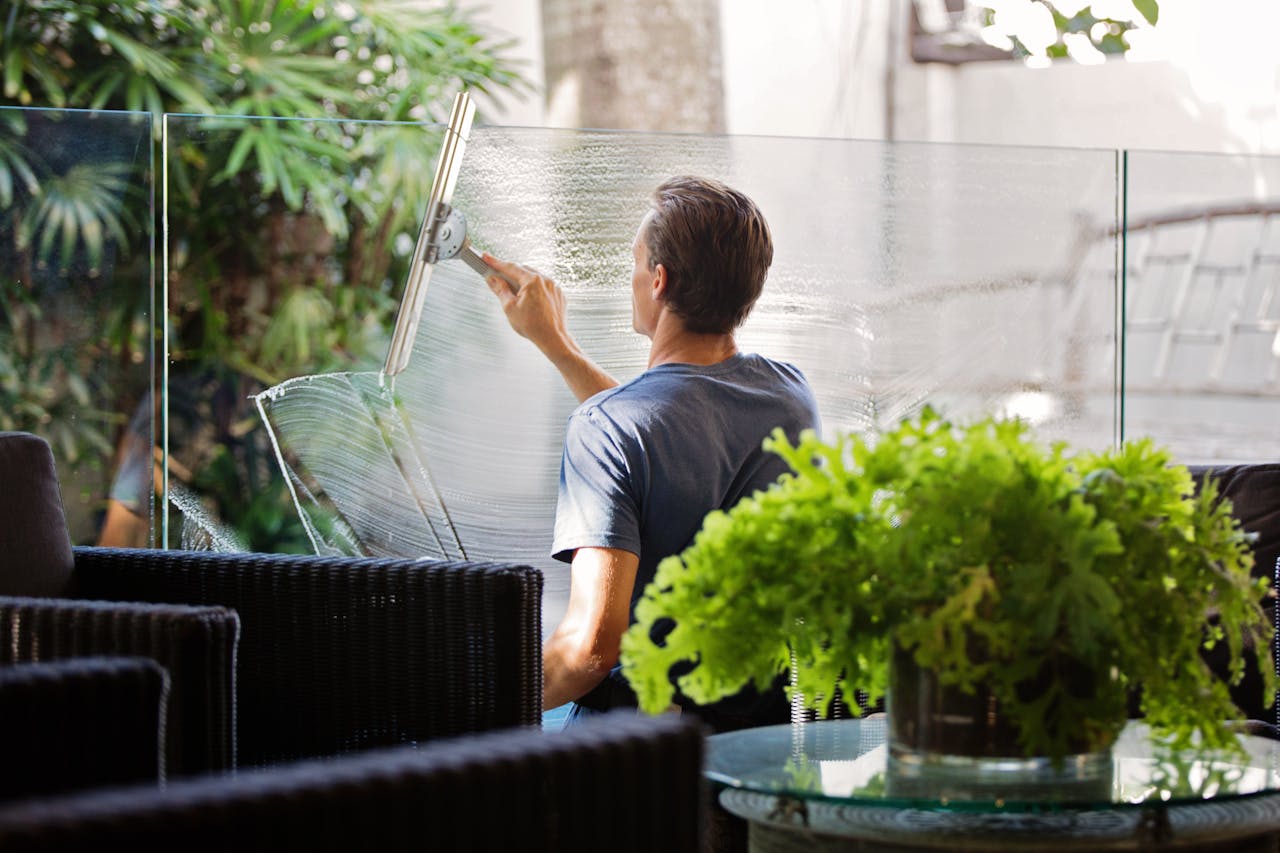 Glasreinigung durch eine Reinigungsfirma auf der Terrasse