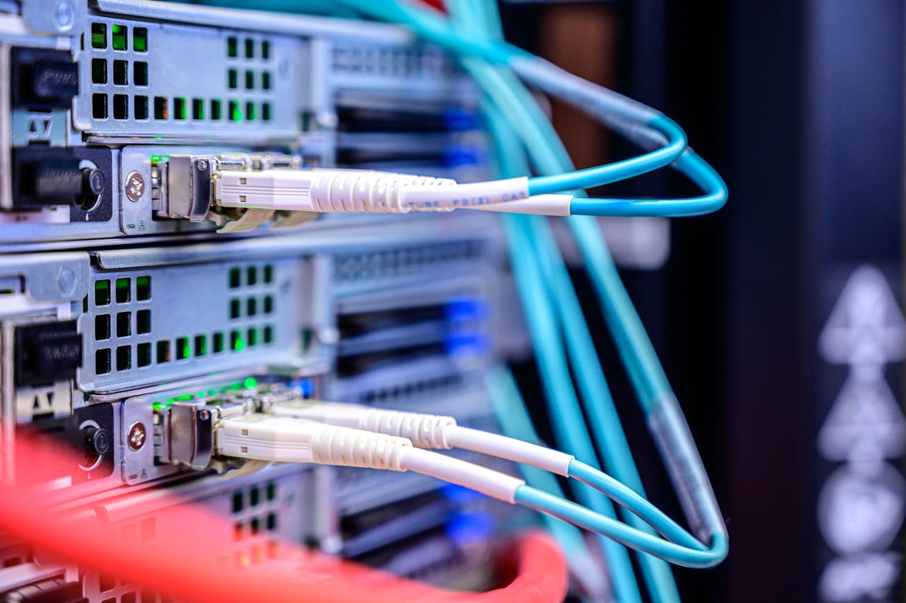 Glasfaserleitungen in einem Rechenzentral - Green Hosting.