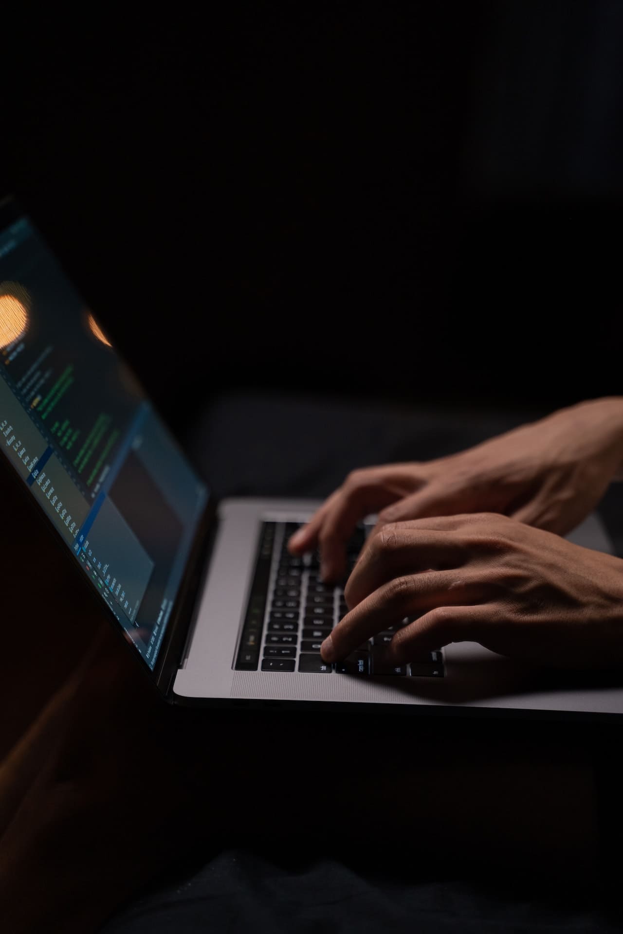 Ein Laptop auf dem eine Programmierumgebung zu sehen ist.
