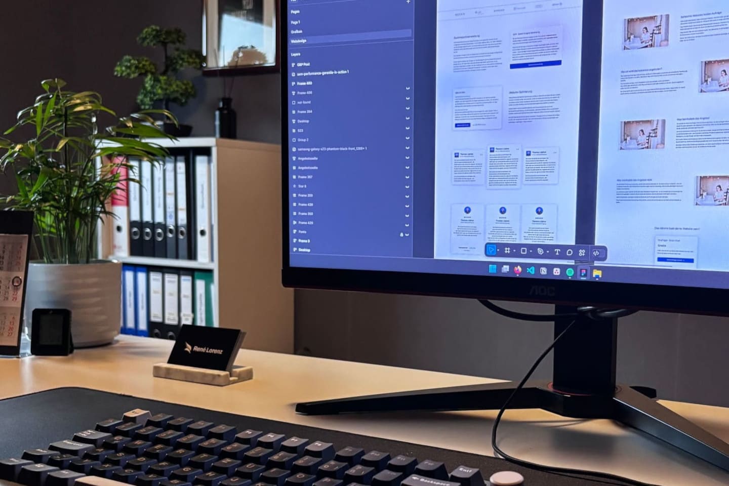 Arbeitsplatz bei René Lorenz. Auf einem Monitor ist ein Designkonzept einer Firmenwebsite zu sehen.