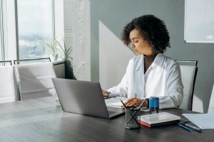 Frau am Laptop bei der Analyse von KPIs.