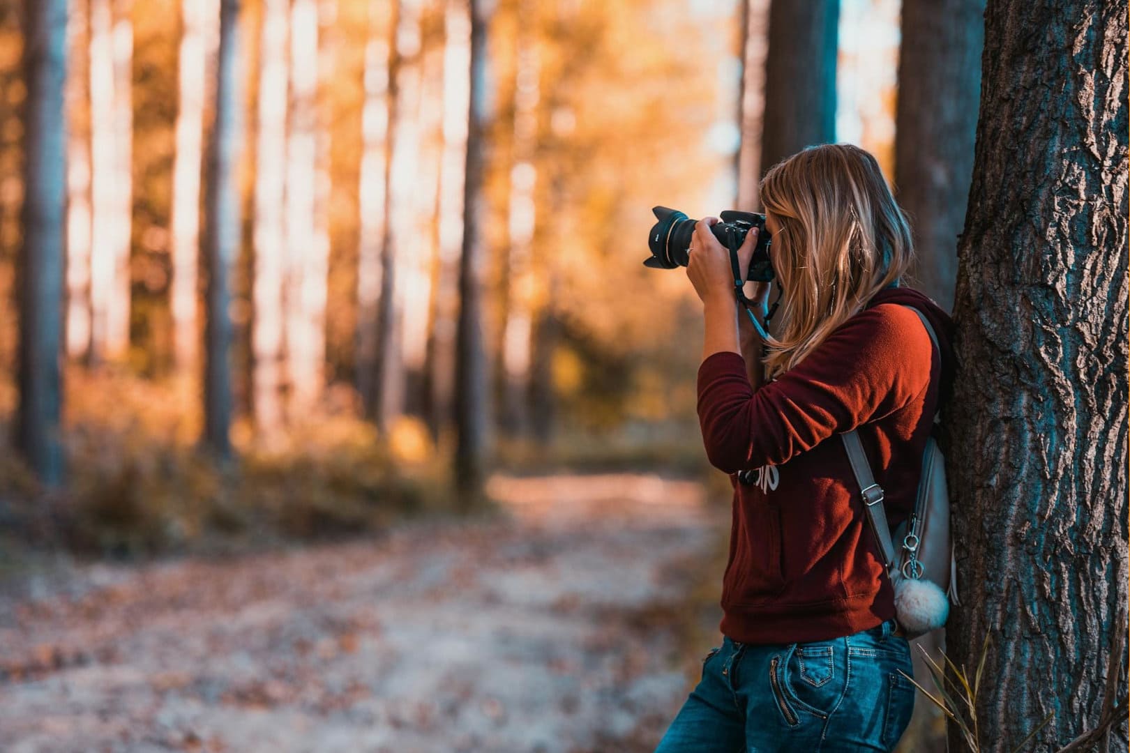 Lokale Fotografin im Wald die Bilder macht.