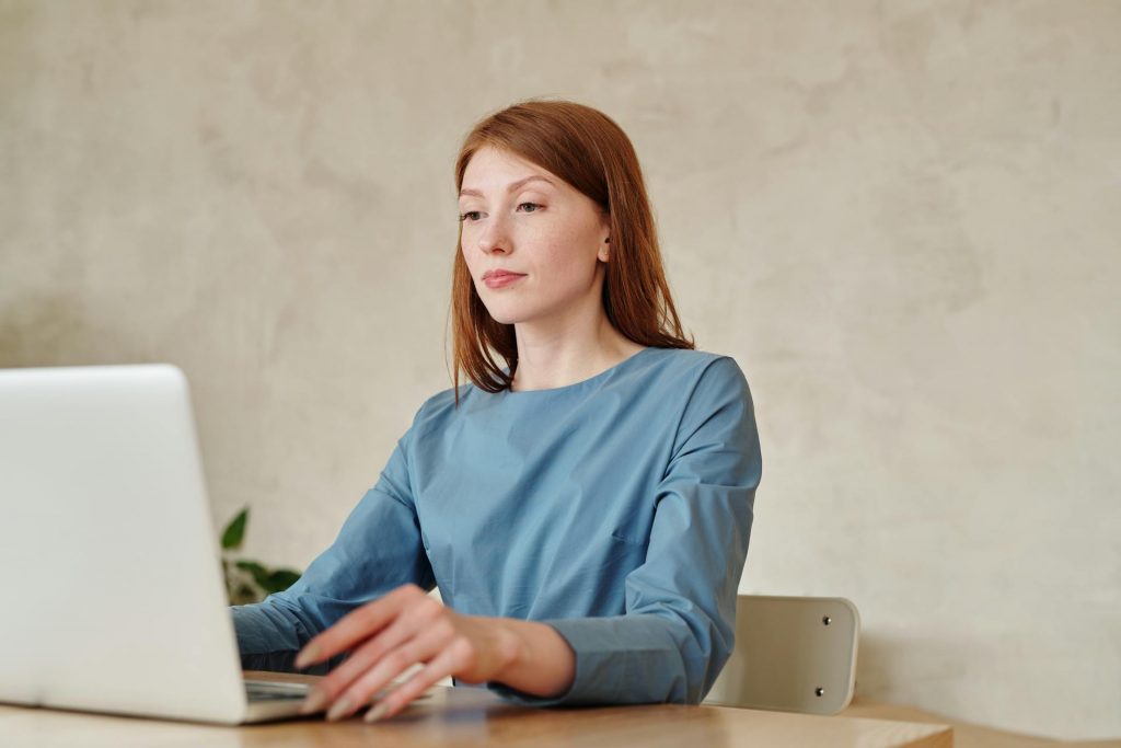 Lokale Dienstleisterin am Laptop.