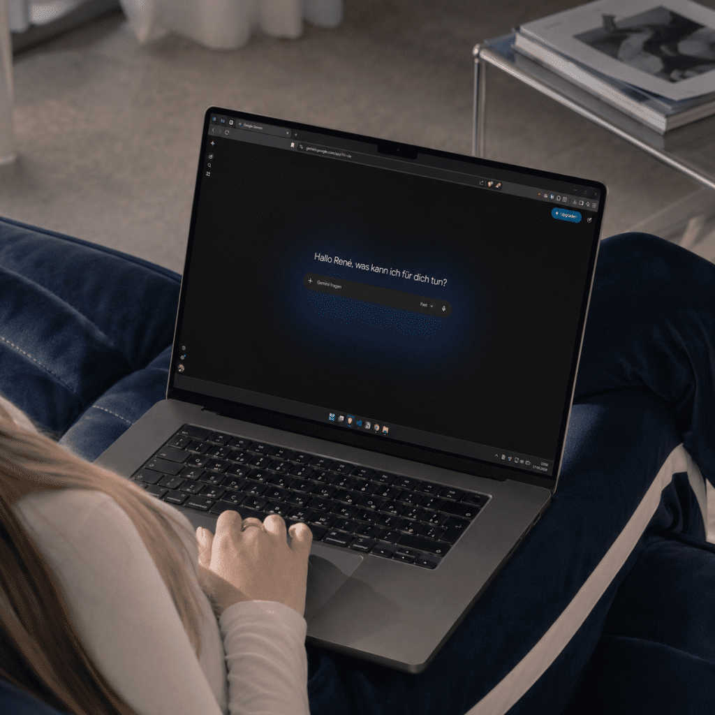 AI-SEO - Google Gemini Chat Übersicht auf einem Laptop.