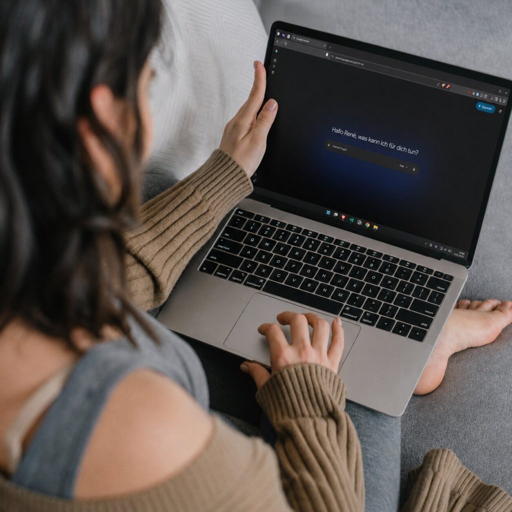 AI-SEO - Google Gemini Chat Übersicht auf einem Laptop.