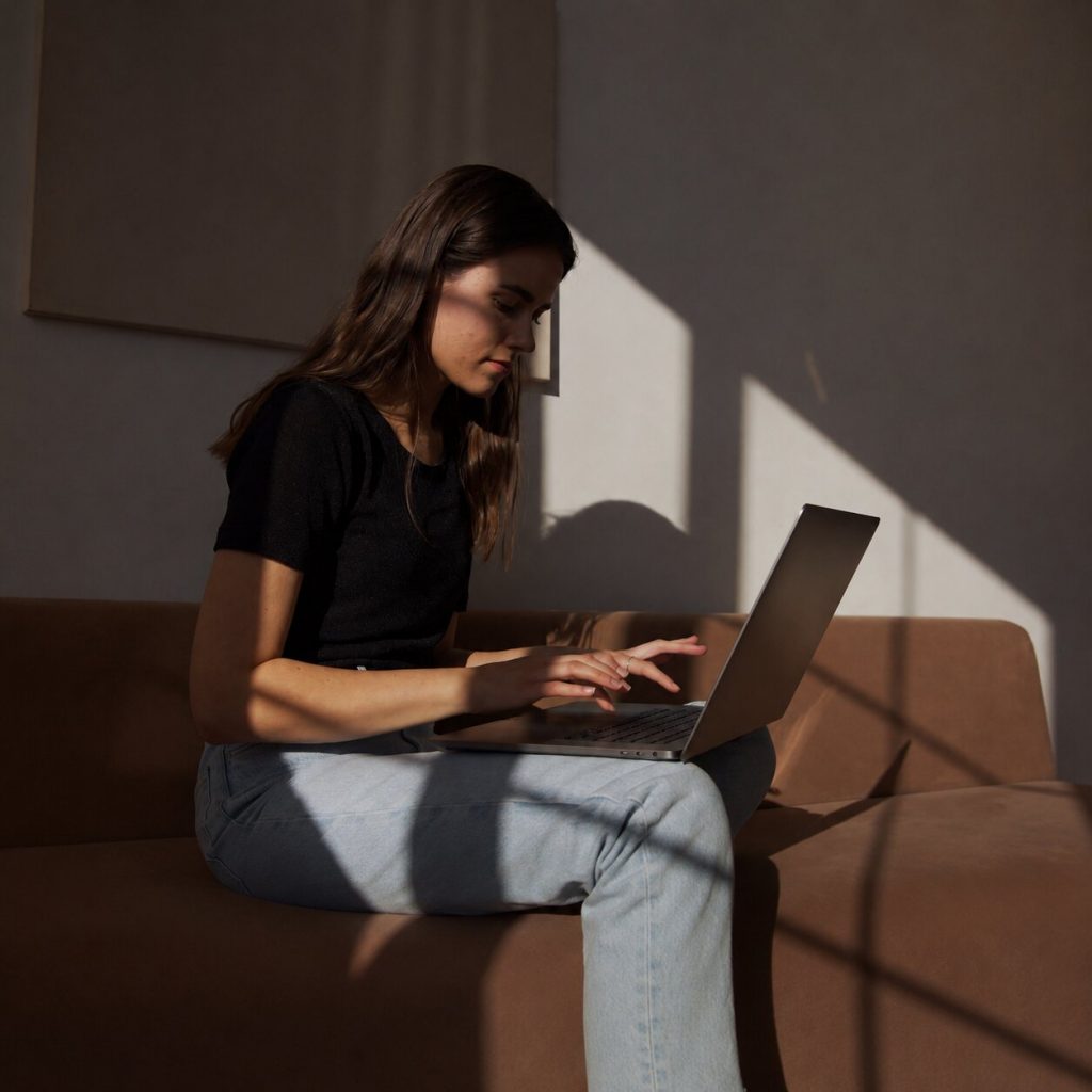 Local SEO - Unternehmerin die von zu Hause an ihrem Laptop arbeitet.