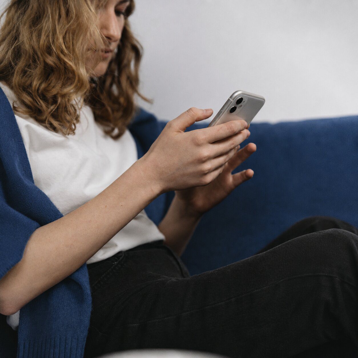 Local SEO & Webdesign - Frau mit einem Smartphone in der Hand.
