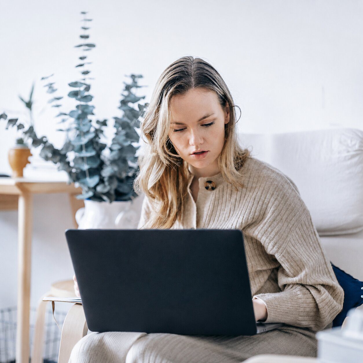 Local SEO & Webdesign - Frau mit einem Laptop auf dem Schoß.