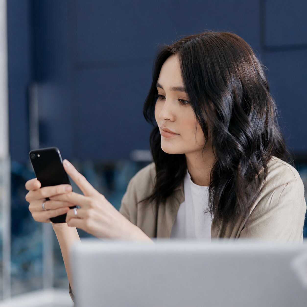 Local SEO & Webdesign - Frau mit einem Smartphone in der Hand.