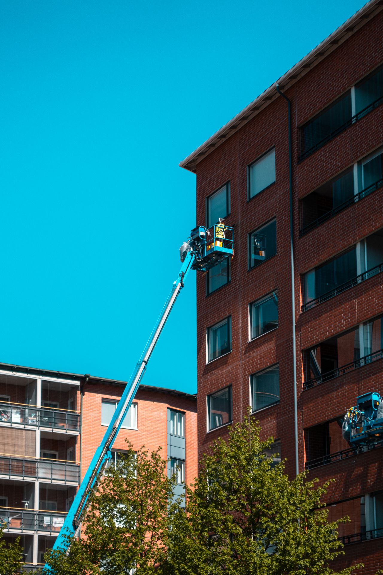 Local SEO für Gebäude- und Immobilienservices in Aurich - B2B Glasreinigung eines Großraumbüros mit einem Steiger