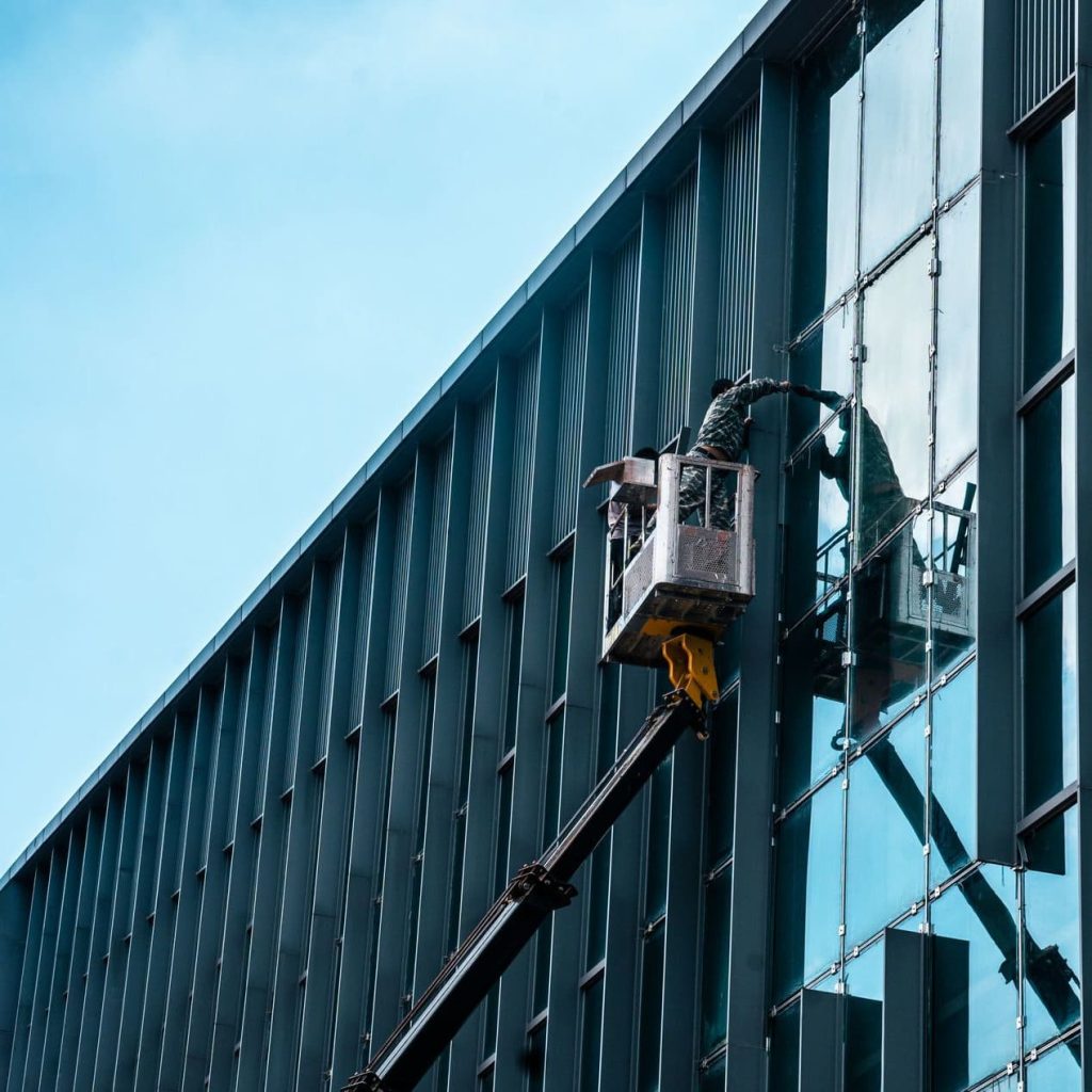 Local SEO fĂŒr GebĂ€ude- und Immobilienservices - B2B Glasreinigung eines GroĂraumbĂŒros mit einem Steiger