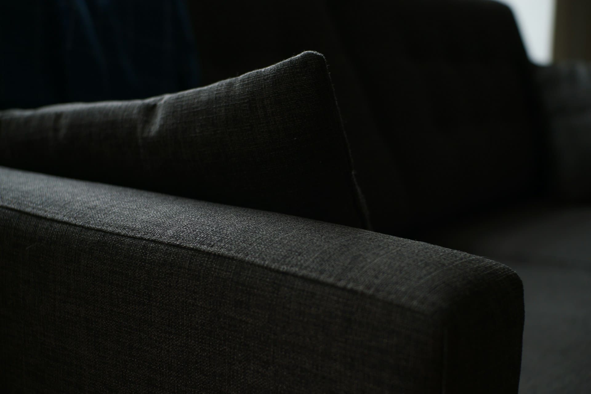 Local SEO für Gebäude- und Immobilienservices - Schwarze Stoff-Couch
